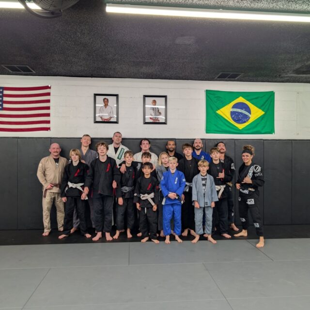 Nothing wakes you up like a near-death experience on the attack bike. 😅 . Grateful for Professor Elena (@theelenaseiple) driving the pace and helping us find that extra gear we didn&rsquo;t know we had. Saturday mornings are about testing our limits and refining the workflow. . Invitation to the Family: We want to see all local #cascao affiliates here! . 🗓 Saturdays @ 8:00 AM: Comp Class 🗓 10:00 AM: Women&rsquo;s Class 🗓 11:30 AM: All Levels NoGi Open Mat . Let&rsquo;s keep building. OSS. 👊 . #AEUNLTD #BJJCommunity #CompClass #AttackBike